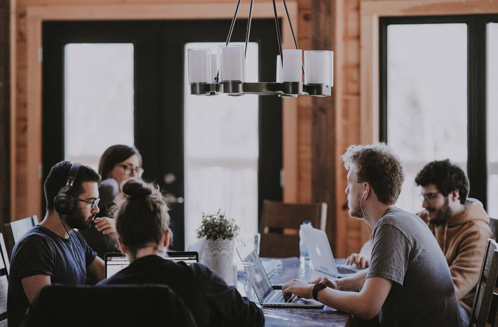 WordPress Agency vs Freelancer in Houston, Texas: Which Hire Makes Sense for Development, Support, SEO, and WooCommerce?