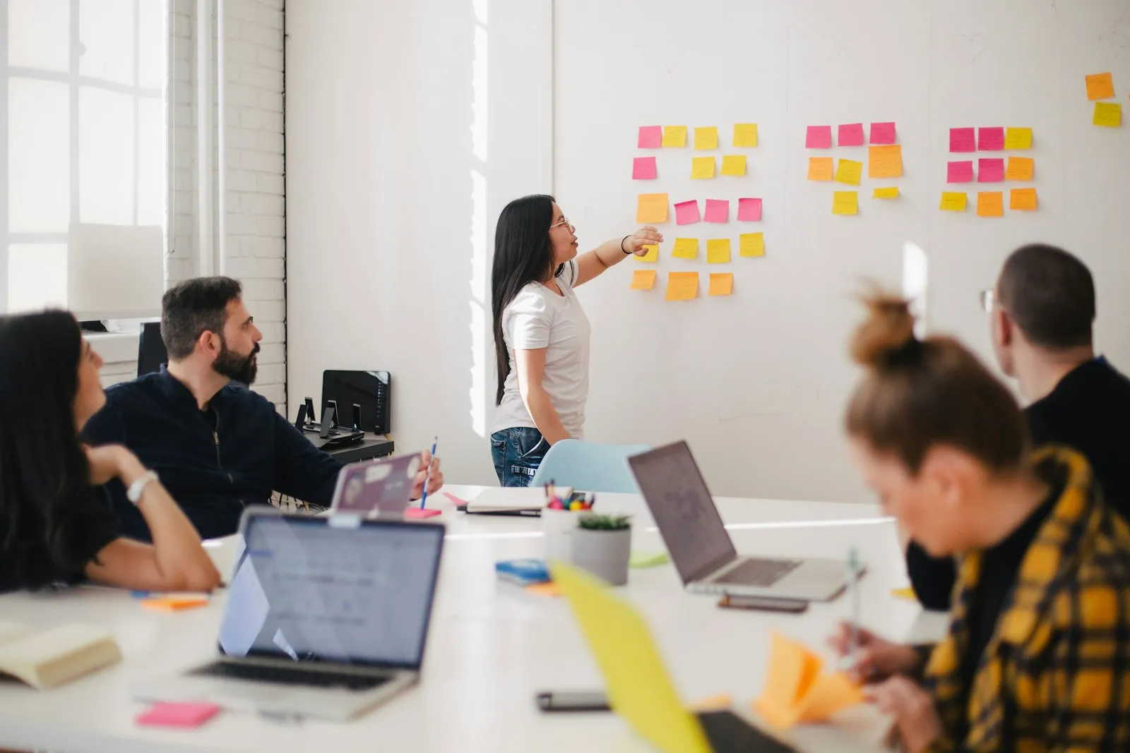 Equipo de una pequeña empresa mapeando los flujos de prospectos del sitio antes de sumar automatización con IA